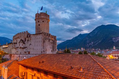 İtalya, Trento 'da Castello del Buonconsiglio' nun günbatımı manzarası.