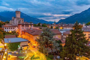 İtalya, Trento 'da Castello del Buonconsiglio' nun günbatımı manzarası.