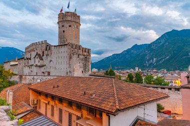 İtalya, Trento 'da Castello del Buonconsiglio' nun günbatımı manzarası.
