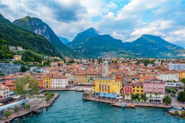 İtalya 'daki Riva del Garda' da Lakeside gezinti güvertesi.