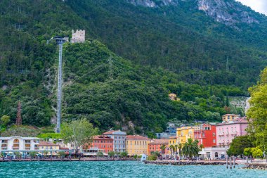 İtalya 'daki Riva del Garda' da Lakeside gezinti güvertesi.
