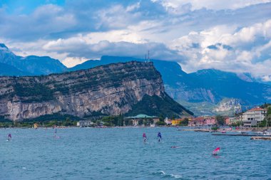 İtalya 'daki Torbole' da Lakeside gezinti güvertesi.