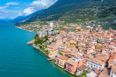 İtalya 'da Lago di Garda' ya bakan Castello di Malcesine.