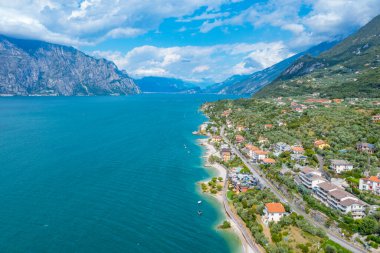 İtalya 'da Lago di Garda' da bulunan Malcesine 'in manzarası.