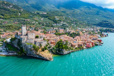 İtalya 'da Lago di Garda' ya bakan Castello di Malcesine.