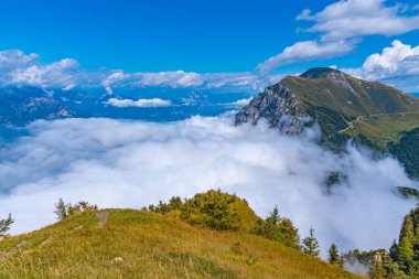 İtalya 'daki Monte Baldo' dan bulutlu manzara.