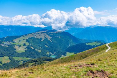 İtalya 'daki Monte Baldo' dan bulutlu manzara.