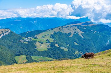 İtalya 'daki Monte Baldo' dan bulutlu manzara.