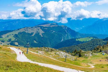 İtalya 'daki Monte Baldo' dan bulutlu manzara.