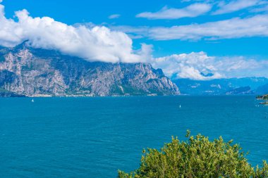 İtalya 'daki Lago di Garda' da kayalıklar.
