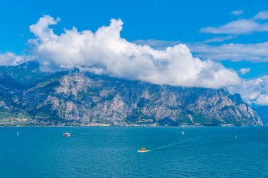 İtalya 'daki Lago di Garda' nın hava manzarası.