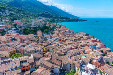 İtalya 'daki Malcesine kasabasının havadan görünüşü.