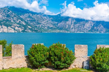 İtalya 'daki Lago di Garda' da Castello di Malcesine.