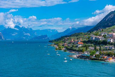 İtalya 'da Lago di Garda' da bulunan Malcesine 'in manzarası.