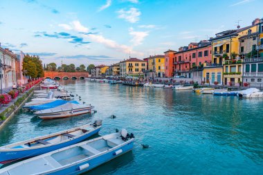 İtalyan kenti Peschiera del Garda 'da Canale di Mezzo' nun günbatımı manzarası.