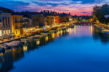 İtalyan kenti Peschiera del Garda 'da Canale di Mezzo' nun günbatımı manzarası.