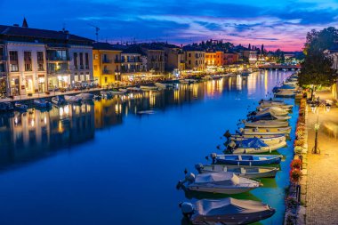 İtalyan kenti Peschiera del Garda 'da Canale di Mezzo' nun günbatımı manzarası.