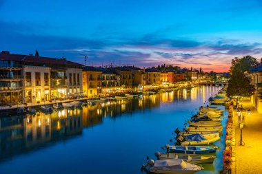 İtalyan kenti Peschiera del Garda 'da Canale di Mezzo' nun günbatımı manzarası.