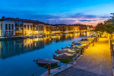 İtalyan kenti Peschiera del Garda 'da Canale di Mezzo' nun günbatımı manzarası.