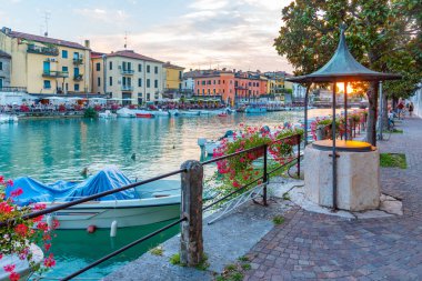 İtalyan kenti Peschiera del Garda 'da Canale di Mezzo' nun günbatımı manzarası.