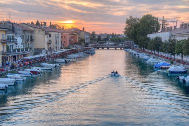 İtalyan kenti Peschiera del Garda 'da Canale di Mezzo' nun günbatımı manzarası.