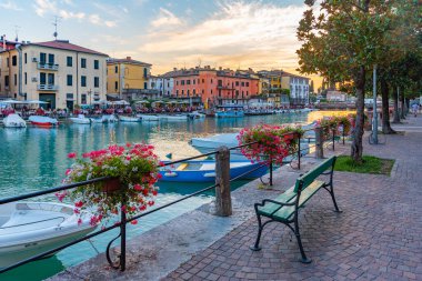 İtalyan kenti Peschiera del Garda 'da Canale di Mezzo' nun günbatımı manzarası.