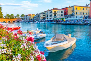 İtalyan kenti Peschiera del Garda 'da Canale di Mezzo' nun günbatımı manzarası.