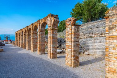 İtalya, Sirmione 'deki Grotte di Catullo' da eski bir atari salonu..