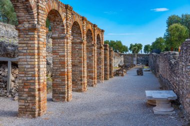 İtalya, Sirmione 'deki Grotte di Catullo' da eski bir atari salonu..