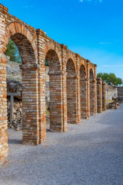 İtalya, Sirmione 'deki Grotte di Catullo' da eski bir atari salonu..