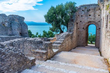 İtalya 'nın Sirmione şehrinde Romen harabeleri Grotte di Catullo.