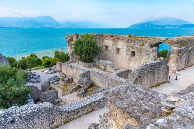 İtalya 'nın Sirmione şehrinde Romen harabeleri Grotte di Catullo.