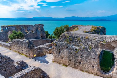 İtalya 'nın Sirmione şehrinde Romen harabeleri Grotte di Catullo.