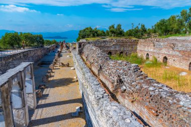 İtalya 'nın Sirmione şehrinde Romen harabeleri Grotte di Catullo.