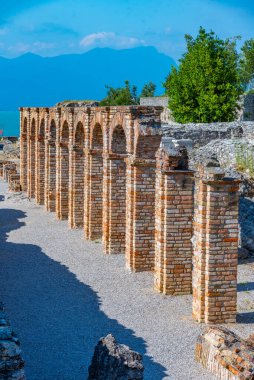 İtalya, Sirmione 'deki Grotte di Catullo' da eski bir atari salonu..