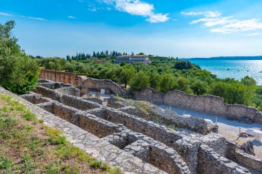 İtalya 'nın Sirmione şehrinde Romen harabeleri Grotte di Catullo.