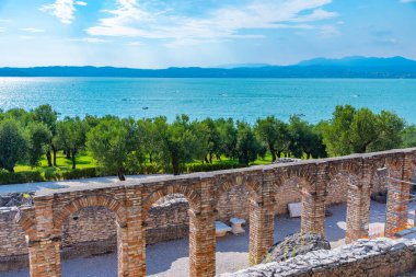 İtalya 'nın Sirmione şehrinde Romen harabeleri Grotte di Catullo.
