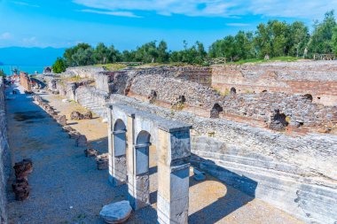 İtalya, Sirmione 'deki Grotte di Catullo' da eski bir atari salonu..