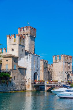 İtalya 'daki Lago di Garda Sirmione Kalesi.