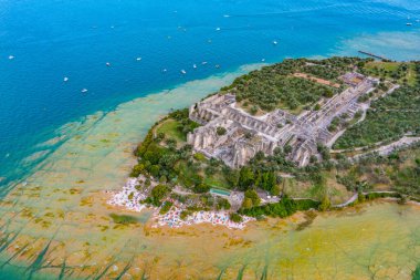 İtalya 'da Sirmione' de Grotte di Catullo 'nun hava manzarası.
