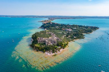 İtalya 'da Sirmione' de Grotte di Catullo 'nun hava manzarası.