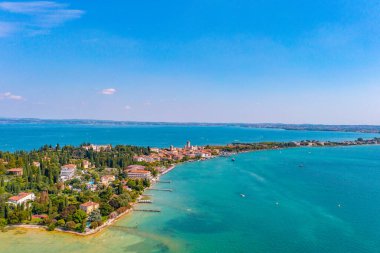 İtalyan kasabasının hava manzarası Sirmione.