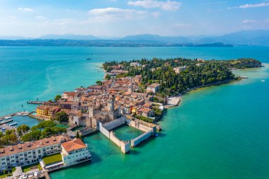 İtalyan kasabasının manzarası Sirmione.