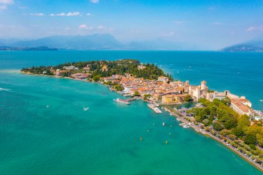 İtalyan kasabasının manzarası Sirmione.