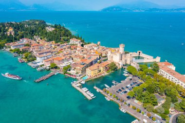 İtalyan kasabasının manzarası Sirmione.
