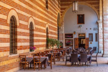 İtalyan kasabası Verona 'nın merkezinde bir oyun salonu..