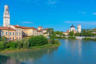 Adige Riverside Verona Kilisesi San Giorgio in braide and Cathedral Santa Maria matricolare.
