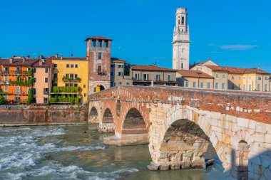 Ponte Pietra köprü Verona, İtalya.