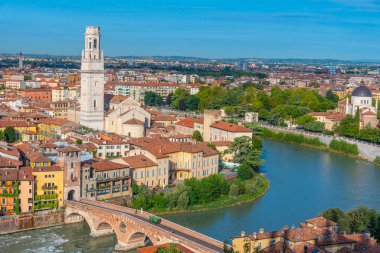 Adige Riverside Verona Kilisesi San Giorgio in braide and Cathedral Santa Maria matricolare.