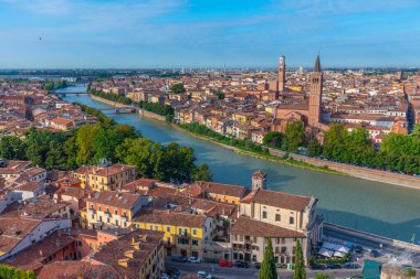 Saint Anastasia Kilisesi ve Torre dei Lamberti de dahil olmak üzere İtalyan şehri Verona 'nın hava manzarası..